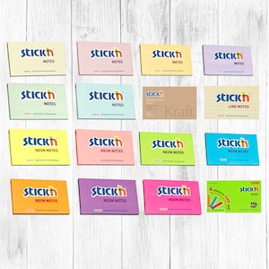 Peut inclure: Assortiment de blocs-notes adhésifs de la marque Stick'n, de différentes couleurs et tailles. Les blocs-notes comprennent des couleurs néon, du papier kraft et du papier ligné. Le texte "Stick'n" est imprimé sur chaque bloc-notes.