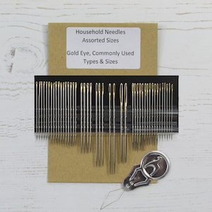 Peut inclure: Un assortiment d'aiguilles &agrave; &oelig;il dor&eacute; dans un &eacute;tui en plastique transparent avec un support en carton brun. L'&eacute;tiquette sur le support indique "Household Needles Assorted Sizes Gold Eye, Commonly Used Types & Sizes".