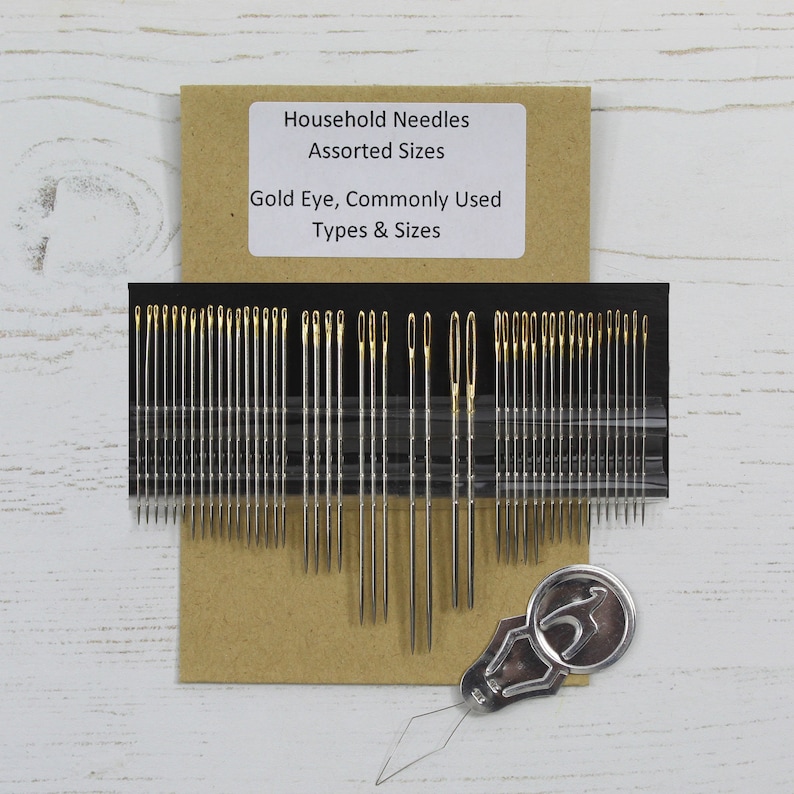 Peut inclure: Un assortiment d'aiguilles &agrave; &oelig;il dor&eacute; dans un &eacute;tui en plastique transparent avec un support en carton brun. L'&eacute;tiquette sur le support indique "Household Needles Assorted Sizes Gold Eye, Commonly Used Types & Sizes".