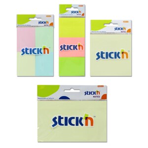 Può includere: Un assortimento di Stick'n Notes in varie dimensioni e combinazioni di colori. Le confezioni presentano post-it rosa pastello, blu e gialli, oltre a verde neon e rosa. Ogni confezione ha il logo Stick'n in blu e arancione.