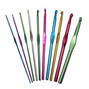 Ganchillos de aluminio de colores brillantes en 10 tamaños y paquetes.
