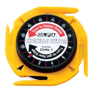 Könnte beinhalten: Gelber OLFA Chenille Cutter mit einem schwarzen und roten Zifferblatt. Das Zifferblatt hat Zahlen von 0 bis 24 und den Text "Turn to Select Guide" und "Turn to get New Edge". Modell CHN-1.