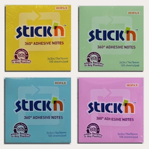 Op de afbeelding: Vier vierkante pakken Stick'n 360° zelfklevende notities in geel, groen, blauw en roze. Elk pak heeft de merknaam, productbeschrijving en afmetingen van 76x76mm. De verpakking bevat de tekst "Attach Securely In Any Position".