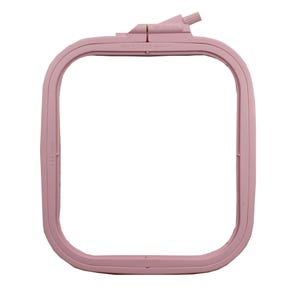 Puede incluir: Aro de bordado de plástico rosa con una abertura de 10x10 cm. El aro tiene una parte superior roscada y una medida de 10x10 cm.