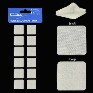 Puede incluir: Un paquete de cierres de gancho y bucle blancos. El paquete incluye 12 cuadrados de cierres de gancho y bucle. El paquete está etiquetado como "WHITECROFT Essentials Hook & Loop Fastener".