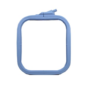 Puede incluir: Un aro de bordado azul claro con un diámetro de 140 mm y un área de bordado de 145 mm x 145 mm. El aro tiene un botón de plástico para apretar.