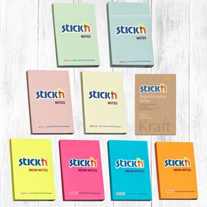 Pode incluir: Conjunto de oito blocos de notas adesivas de diferentes cores. Cada bloco tem a palavra "stickn" e as palavras "NOTES" ou "NEON NOTES" impressas na frente. Os blocos são de cor verde, azul, rosa, amarelo, amarelo claro, laranja, azul e rosa.