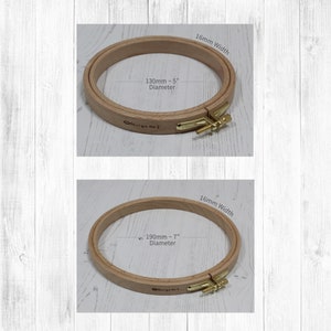 Pode incluir: Dois aros de bordado de madeira com um mecanismo de aperto de parafuso dourado. O aro menor tem um diâmetro de 130 mm e o maior um diâmetro de 190 mm. Ambos os aros têm uma largura de 16 mm.