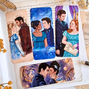 Op de afbeelding: Set van vier rechthoekige bladwijzers met romantische illustraties van koppels in historische kleding. Elke bladwijzer heeft een andere achtergrond en ontwerp, met tekst op sommige. De bladwijzers liggen op een witte ondergrond.