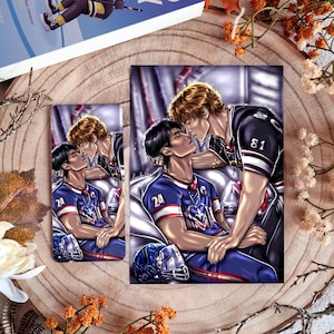 Könnte beinhalten: Romantische Illustration zweier Männer, einer in einem blauen Hockey-Trikot mit der Nummer 24, der andere in einem schwarzen Trikot mit der Nummer 81. Ein Buch mit dem Titel "United Rivalry" ist ebenfalls zu sehen.