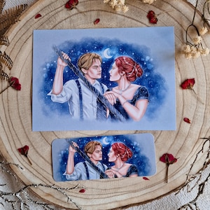 Puede incluir: Una impresión azul y blanca de una pareja sujetando una cuerda, con una luna creciente y estrellas en el fondo.