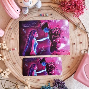 Puede incluir: Dos impresiones artísticas con una ilustración romántica en tonos rosas y morados. La obra de arte representa a un hombre y una mujer, con el texto "You gave me my soul back. And now, I give it to you." También hay un pequeño marcapáginas con el mismo diseño.