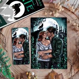 Może przedstawiać: Książka i dwa wydruki artystyczne przedstawiające parę obejmującą się w lesie pod pełnią księżyca. Okładka książki głosi "MATE" autorstwa Hazelwood. Wydruki artystyczne przedstawiają mężczyznę i kobietę w romantycznym uścisku.