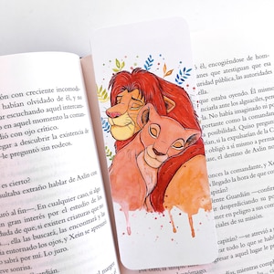 Puede incluir: Una pintura de acuarela de dos leones, un macho y una hembra, abrazándose. El león macho es rojo y tiene una melena. La leona es rosa y tiene una melena más pequeña. El fondo es azul claro con flores blancas y verdes.