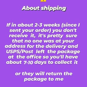 Puede incluir: Fondo morado con un signo de exclamaci&oacute;n amarillo y texto blanco que dice "Acerca del env&iacute;o". El texto explica que si no recibes tu pedido en 2-3 semanas, es probable que el paquete haya sido dejado en la oficina de correos y tienes 7-10 d&iacute;as para recogerlo.