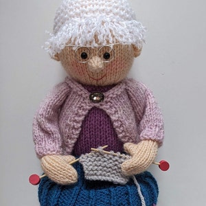 Knitting pattern. PDF digital download. Knitting Nana shelf sitter. Pattern download.