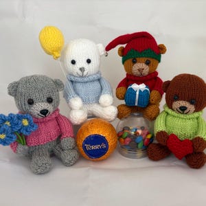 Knitting pattern. PDF digital download. Little gift bears chocolate orange cover and shelf sitter. Knitted flat. ENGLISH ONLY.