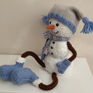 Knitting  pattern. PDF digital download . Snoel the Snowy shelf sitter .Pattern download.