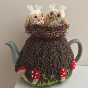 Tea cosy knitting pattern. PDF digital download. Owlets in the old oak tree tea cosy for a 6 cup tea pot. Knitted flat. ENGLISH ONLY