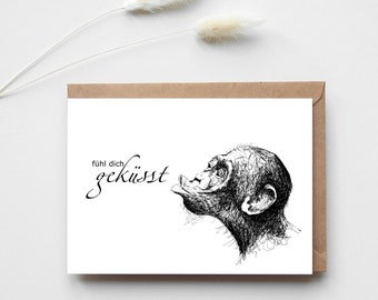 Baby Schimpanse Postkarte "Fühl dich geküsst"