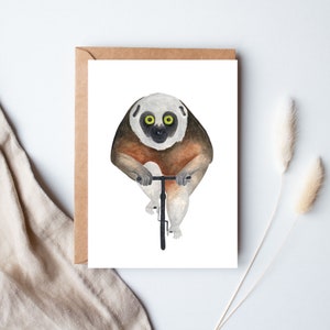 Lemur auf Fahrrad Postkarte, Sifaka Aquarell Kunstdruck, Tier auf Fahrrad Illustration, Geschenk für Radfahrer