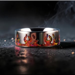 Anello a forma di fiamma in titanio con intarsio in opale