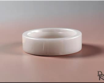 Anillo de cerámica blanca pulida