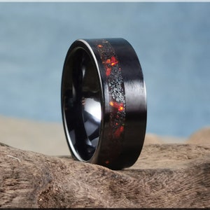 Anel de cerâmica preta com canal offset de 8 mm com incrustação de turmalina preta e opala - anel de cerâmica