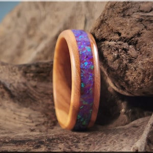 Holzring aus Olivenholz mit Opal Inlay