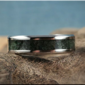 Titanring mit Rubin Zoisit Stein Inlay, handwerklicher Metallring Bild 4
