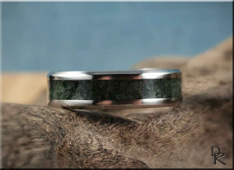 Titanring mit Rubin Zoisit Stein Inlay, handwerklicher Metallring Bild 4