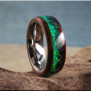 Bugholzring &#39;Aurora Borealis&#39; - geräucherter Etimoe mit Dual Opal Inlay, auf poliertem Titanringkern - Holzring