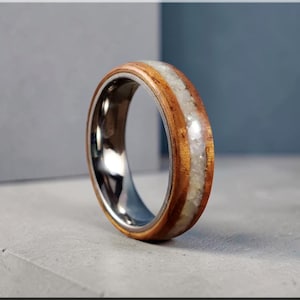 Anillo de madera curvada: Koa hawaiana, incrustaciones de nácar, núcleo de titanio.