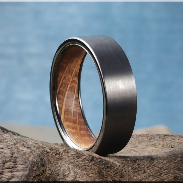 Gebürsteter Gun Metal Wolframcarbid Ring 7mm mit Whisky Barrel Innenkern - Holz und Metallring