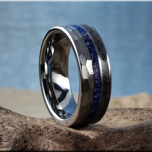 Gehämmerter 8 mm Wolframcarbid Dual Offset Channel Ring mit Lapis Lazuli und Carborundum Inlays - Metallring
