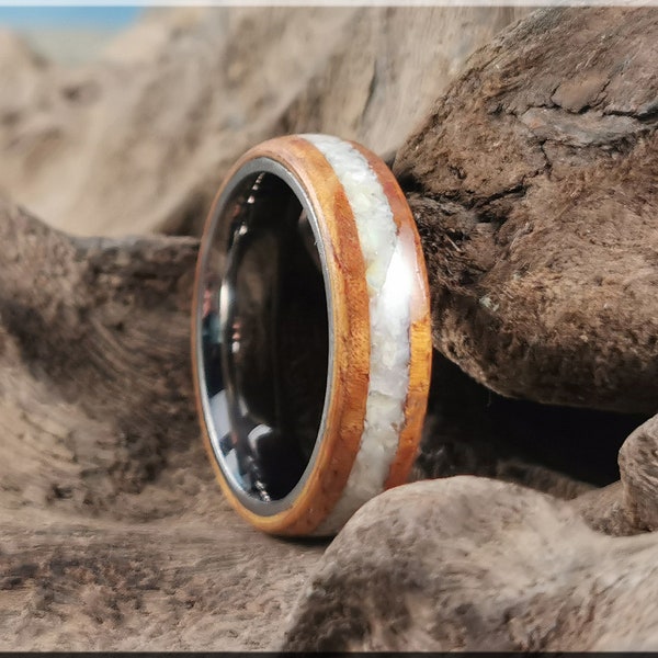 Bague en bois courbé - Koa hawaïen doré avec incrustation de nacre sur noyau de bague en titane - bague en bois