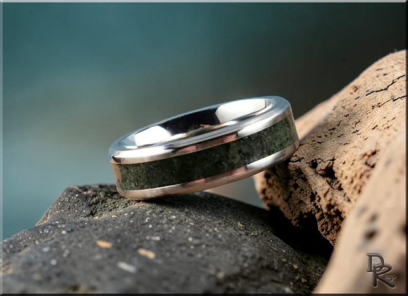 Titanring mit Rubin Zoisit Stein Inlay, handwerklicher Metallring Bild 1