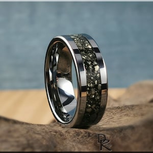 Tungstencarbide kanaalring met platte rand met inlegwerk van cacaopyriet - metalen ring
