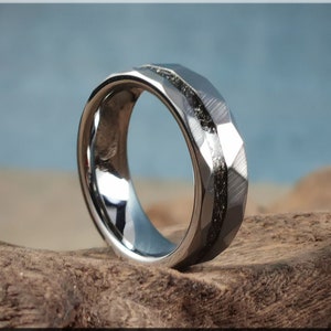 Wolfram Carbide Channel Ring aus Sterling Silber mit Meteorit und White Brass Inlay