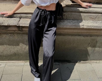 Schwarze Seide Hose mit weitem Bein und hoher Taille