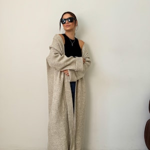 厚手のニットダスター、ベージュのケーブルニットコート、大きな袖、ロングダスターカーディガン、ケーブルニットジャケット、ロングホワイトボヘミアンセーター、クラシックニット