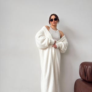 Flauschige Lounge-Strickjacke, weiche Mädchenästhetik-Strickrobe, cremefarbene Strickmode für Frauen, kuscheliger Schichtlook, leichte Frühlingsstrickjacke