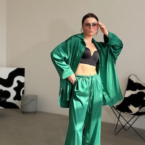 Groene zijden pak set voor vrouwen 2-delige set losvallend pak asymmetrisch overhemd Palazzo-broek Elegante zijden pak vieringen broekpak feestkostuum