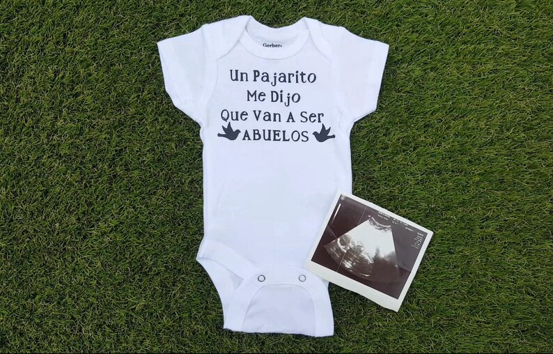 Pregnancy Reveal Onesie Pregnancy Surprise Reveal Un Pajarito Me Dijo Que Van A Ser Abuelos Pregnancy Reveal to Parents