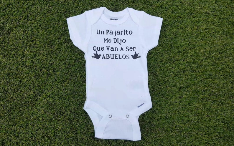 Pregnancy Reveal Onesie Pregnancy Surprise Reveal Un Pajarito Me Dijo Que Van A Ser Abuelos Pregnancy Reveal to Parents