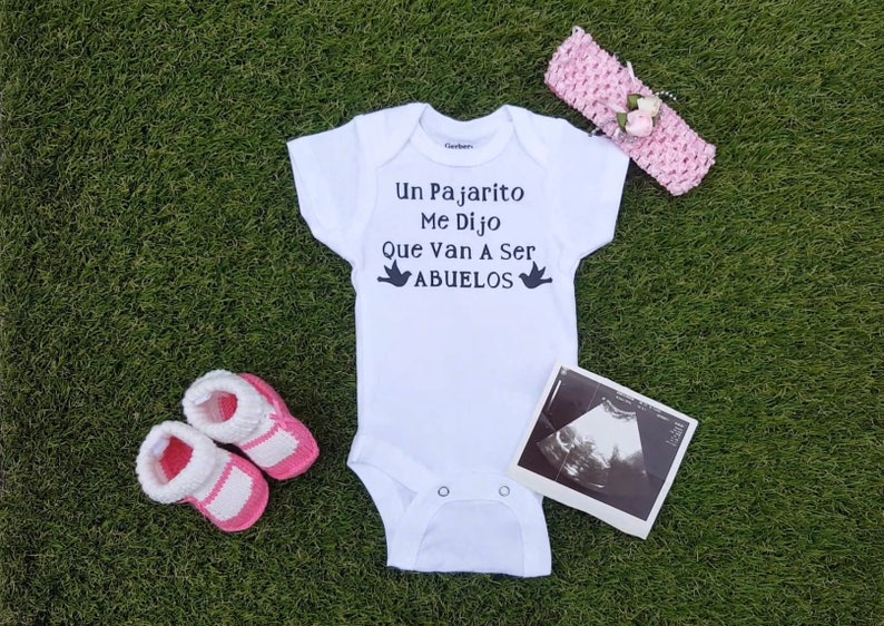 Pregnancy Reveal Onesie Pregnancy Surprise Reveal Un Pajarito Me Dijo Que Van A Ser Abuelos Pregnancy Reveal to Parents