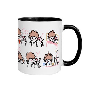 Puede incluir: Taza de cerámica blanca con borde y asa negros. La taza presenta una ilustración de dibujos animados de dos ovejas con corazones y estrellas. Las ovejas están en diferentes poses, incluyendo dormir, abrazarse y cepillarse los dientes.