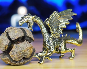 Mini figura de dragón azul de latón: intrincada escultura mítica para escritorio, estante, decoración fantástica o regalo.