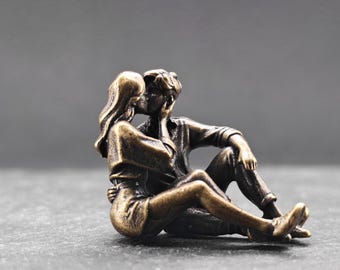 Lovers in Embrace Brass Sculpture – Miniature Couple Figurine, Romantic Gift, Tiny Brass Desk Decor, Anniversary Gift