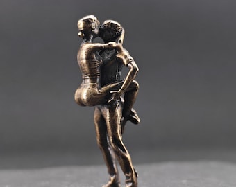 Mini figura de pareja abrazo de latón - Escultura romántica / Adorno de escritorio coleccionable / Acabado vintage envejecido